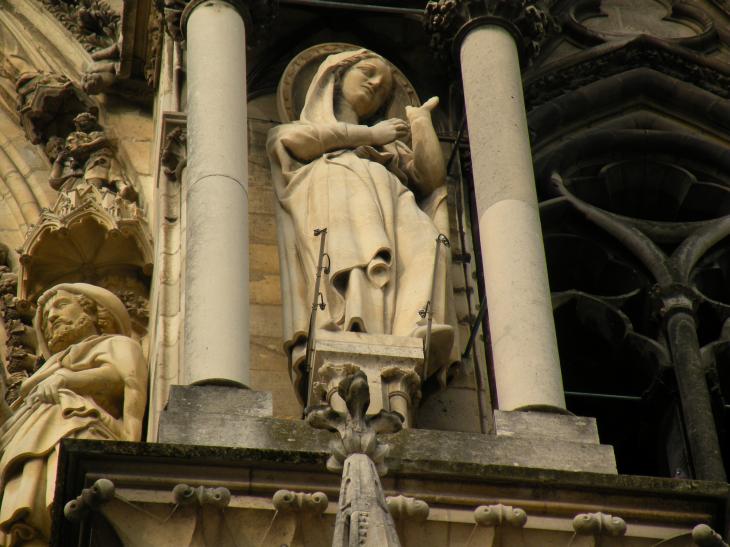  statue, façade de la cathédrale